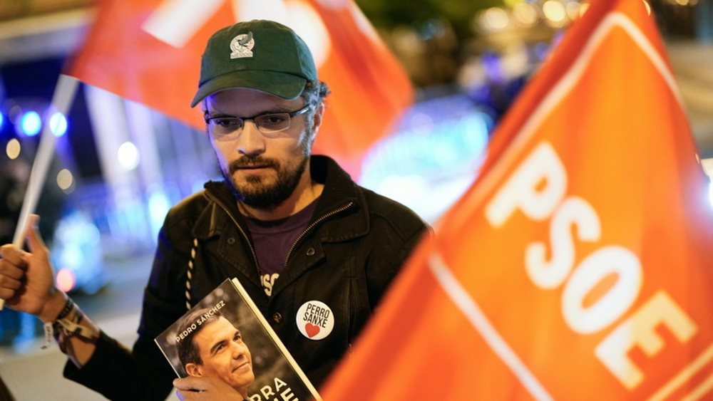 Διαδηλώσεις υπέρ Σάντσεθ στη Μαδρίτη - Σοσιαλιστές ηγέτες τον καλούν να μην παραιτηθεί