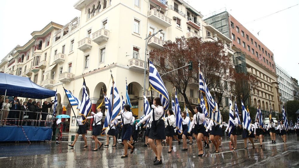 Θεσσαλονίκη: Υπό καταρρακτώδη βροχή παρέλασαν οι μαθητές κερδίζοντας το θερμό χειροκρότημα του κόσμου