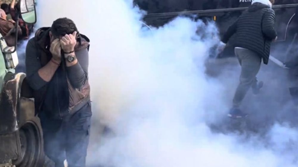 Με ένταση, παλμό και οργή η πρεμιέρα των αγροτικών μπλόκων: Χημικά στη Νίκαια, μία προσαγωγή στον Πλατύκαμπο, ένας τραυματίας