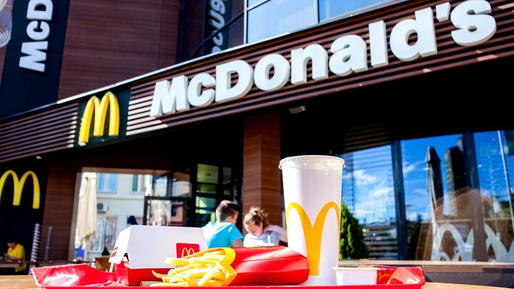 *McDonald&#39;s: Κατώτερα των προσδοκιών τα κέρδη, μείωση πωλήσεων 30% στο τρίμηνο