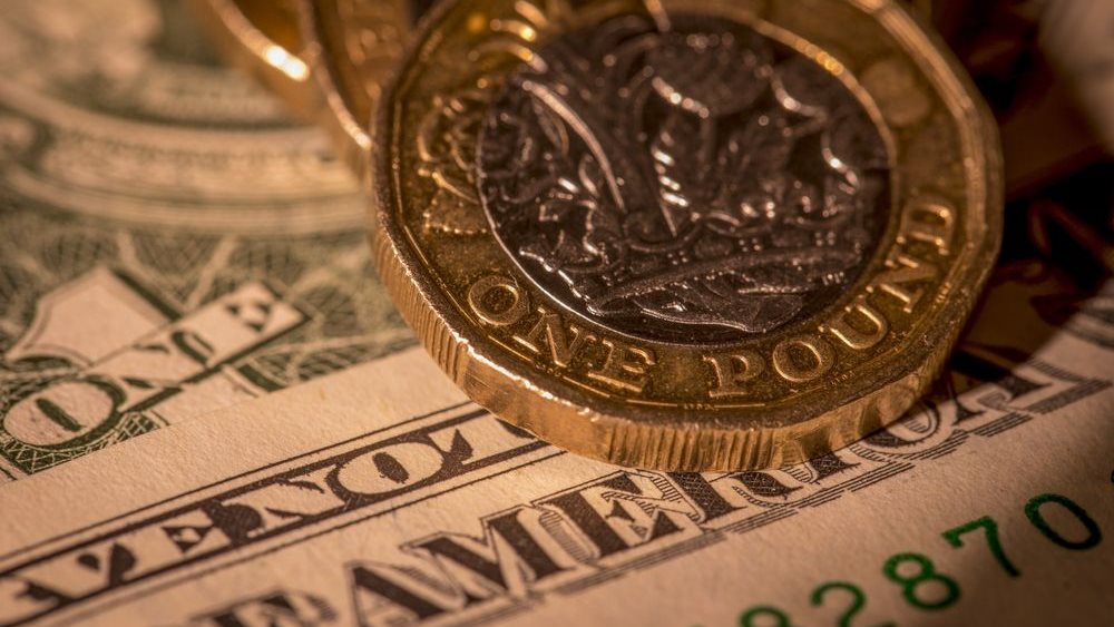 Γιατί δεν "καταρρέει" η βρετανική λίρα - Το επερχόμενο "ασύντακτο" Brexit και ο ρόλος Τραμπ