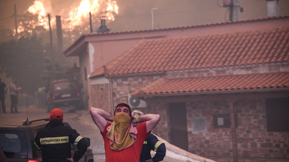 Εντός του χωριού Μακρυμάλλη η φωτιά στην Εύβοια - Εκκενώνεται και τρίτο χωριό