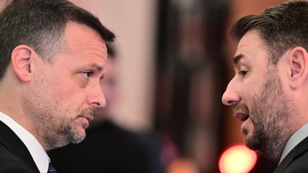 Εκλογές ΠΑΣΟΚ: Τα δυνατά χαρτιά Ανδρουλάκη- Δούκα για το πόκερ του β' γύρου- Αποφασίζεται debate