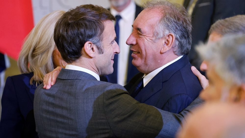 Η υποβάθμιση της Γαλλίας &quot;πρόγευση&quot; για τη θητεία Μπαϊρού