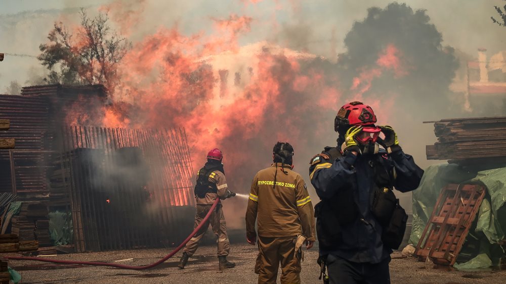 Φωτιά στη Φυλή: Καίγονται σπίτια - Εκκενώνονται Άνω Λιόσια, Γεννηματά και Κανάλα