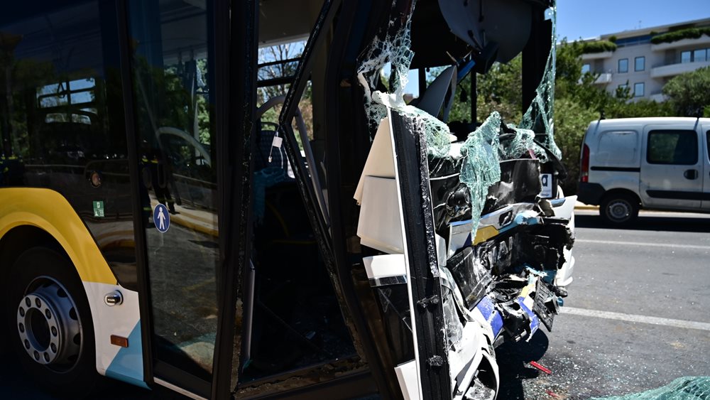 Η ανακοίνωση της Κοινοπραξίας Συγκοινωνιών Αττικής για τη σύγκρουση των λεωφορείων στη Βούλα