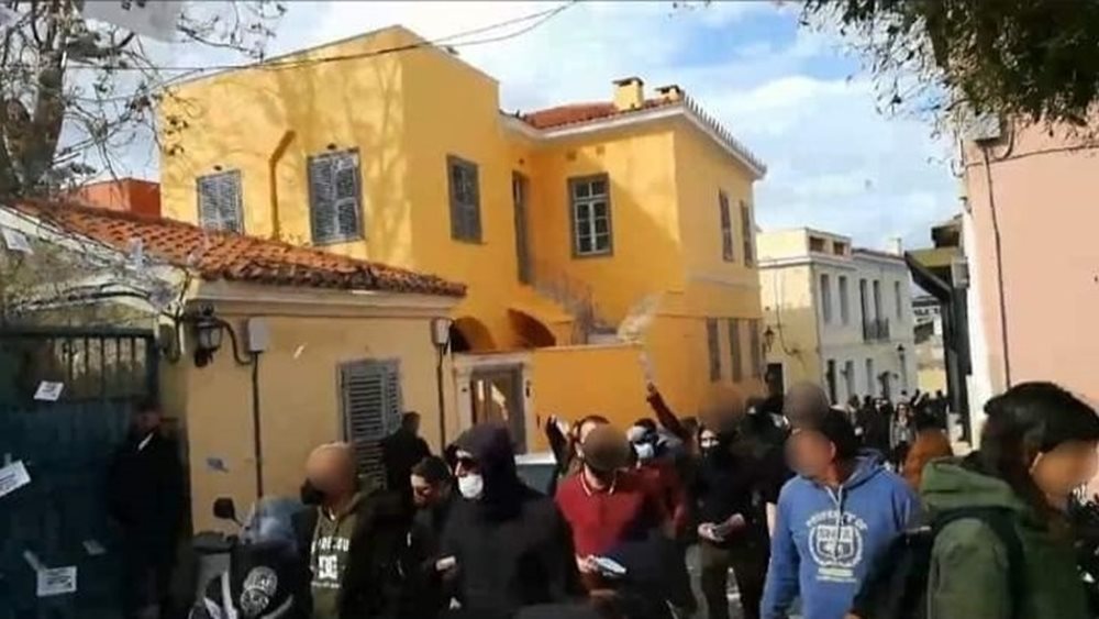 Επίθεση Ρουβίκωνα στο σπίτι του πρώην υπουργού Μεταφορών Κώστα Αχ. Καραμανλή