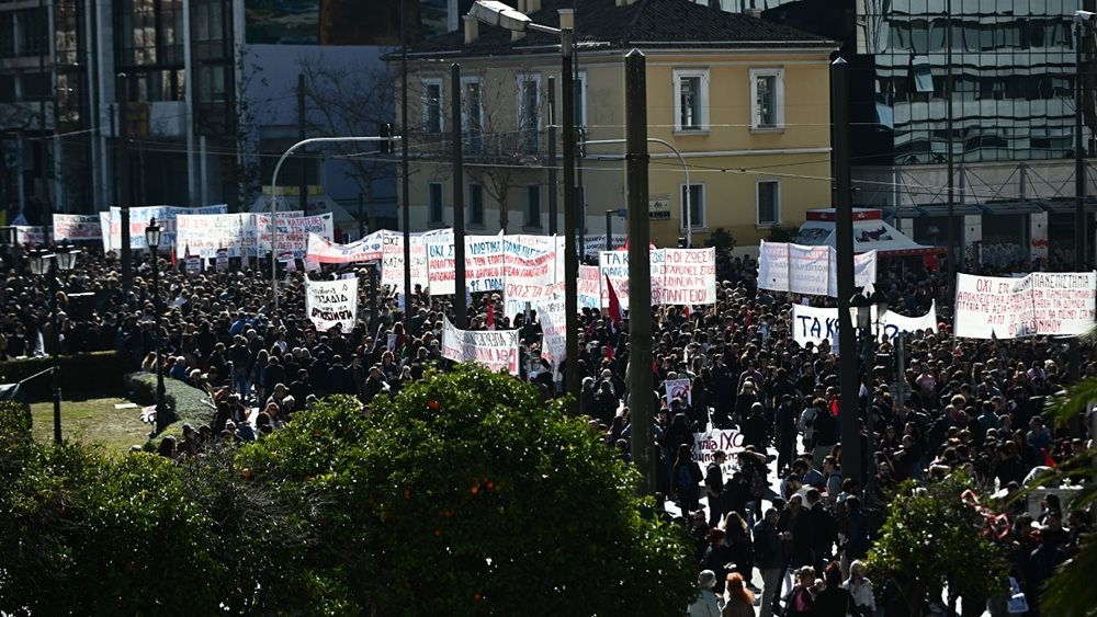 Μεγάλη συμμετοχή στο πανεκπαιδευτικό συλλαλητήριο - Επεισόδια μεταξύ φοιτητών πριν ξεκινήσει
