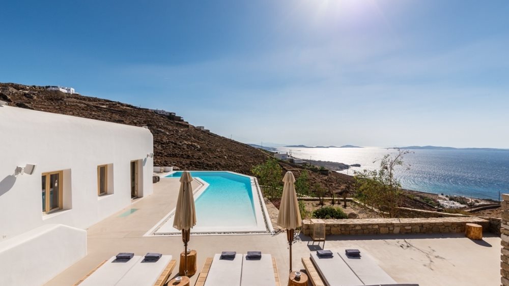 Mykonos and Paros are competing for the top spot in the real estate market of the Cyclades