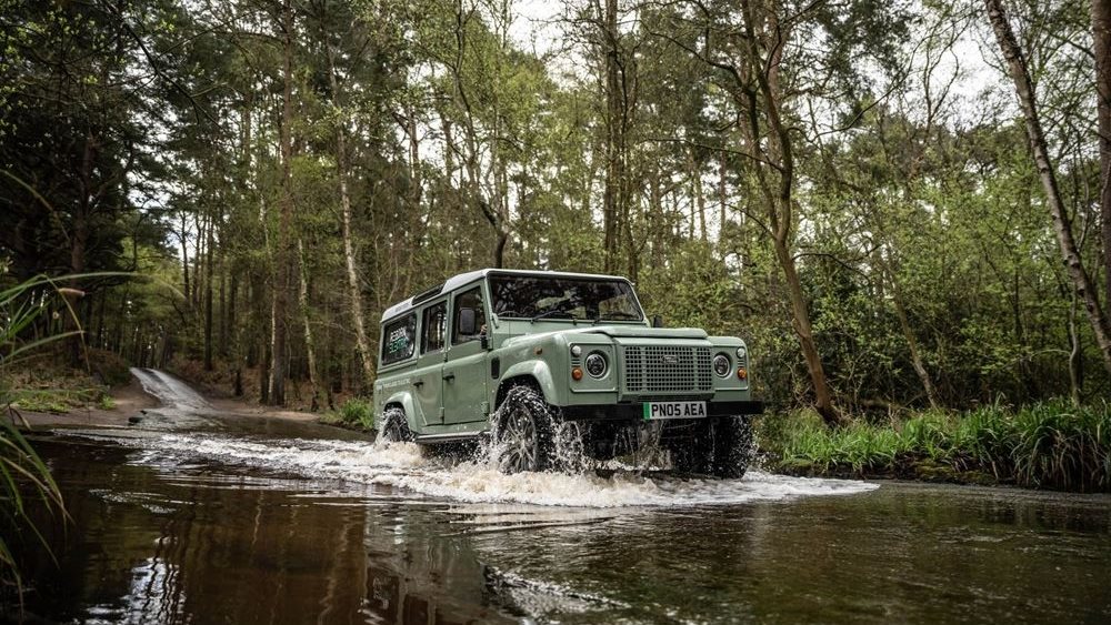Αυτό τo Land Rover Defender έχει ηλεκτροκινητήρες στους τροχούς