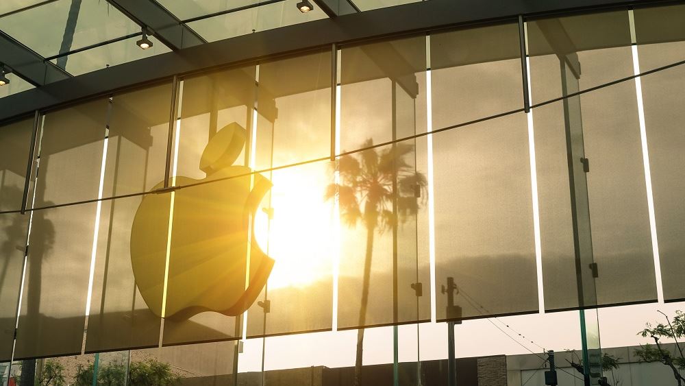 Η Apple έγινε η πρώτη αμερικανική εταιρεία που ξεπέρασε σε αξία τα 2 τρισ. δολάρια