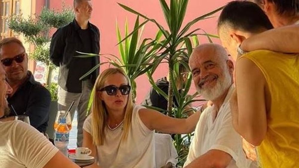Η Μελόνι έστειλε τον Ιταλό πρέσβη στην Αλβανία να πληρώσει τον λογαριασμό για Ιταλούς &quot;τσαμπατζήδες&quot; σε εστιατόριο