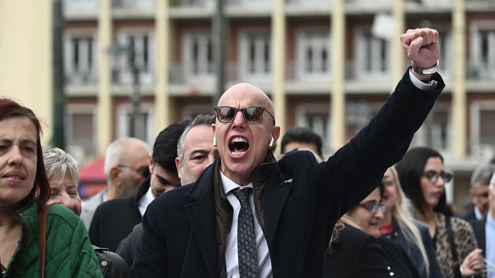 Διαμαρτυρία επιστημονικών και επαγγελματικών φορέων έξω από το ΥΠΕΘΟ - Αντιδρούν στα φορολογικά μέτρα