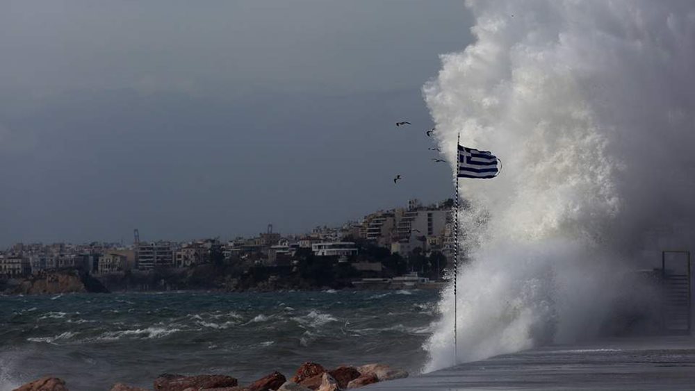 Θεσσαλονίκη: Πτώσεις δεκάδων δέντρων και πινακίδων από τους ισχυρούς ανέμους μέχρι και 8 μποφόρ