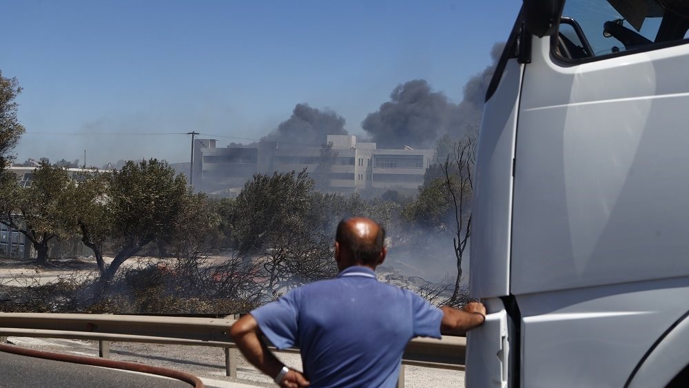 Σε ύφεση και χωρίς ενεργό μέτωπο η πυρκαγιά στη Βάρης-Κορωπίου - Ζημιές σε σπίτια και επιχειρήσεις