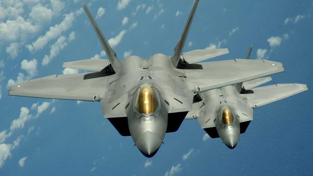 Μαχητικά F-22 και αντιτορπιλικό από τις ΗΠΑ στον Κόλπο για την προστασία των ΗΑΕ από τις επιθέσεις των Χούτι