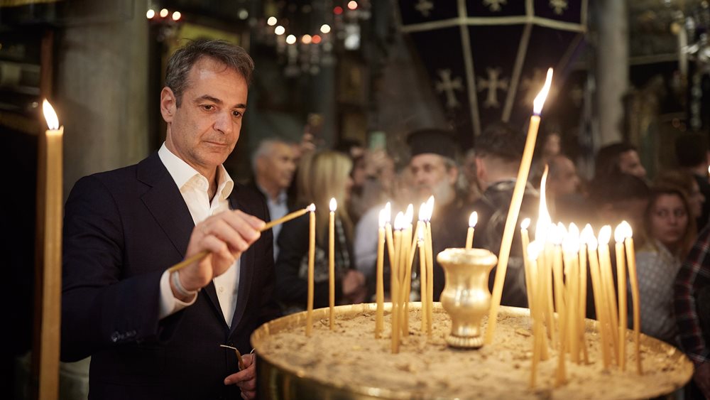 Ο Κ. Μητσοτάκης και η σύζυγός του, Μαρέβα, στην περιφορά του Επιταφίου στην Τήνο