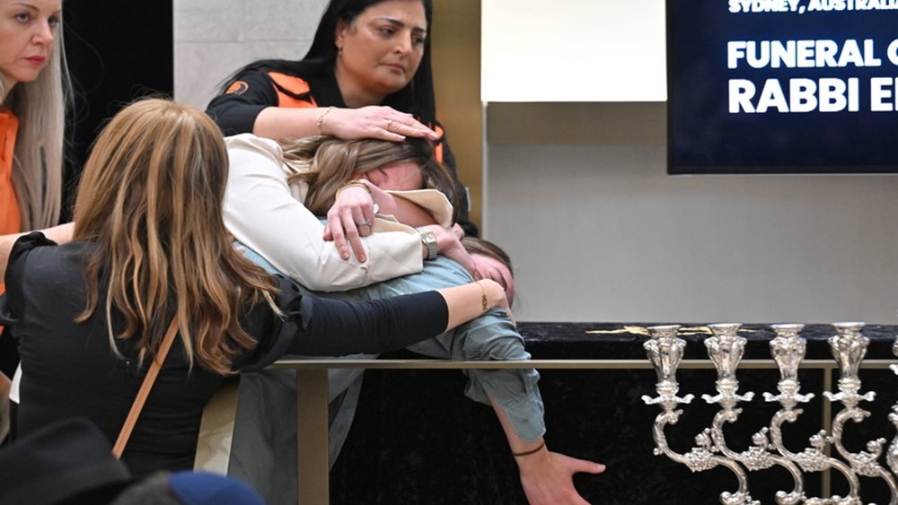 Επίθεση στο Σίδνεϊ: Για τρομοκρατία και άλλα 58 αδικήματα κατηγορείται ο δράστης - Ξεκίνησαν οι κηδείες των θυμάτων