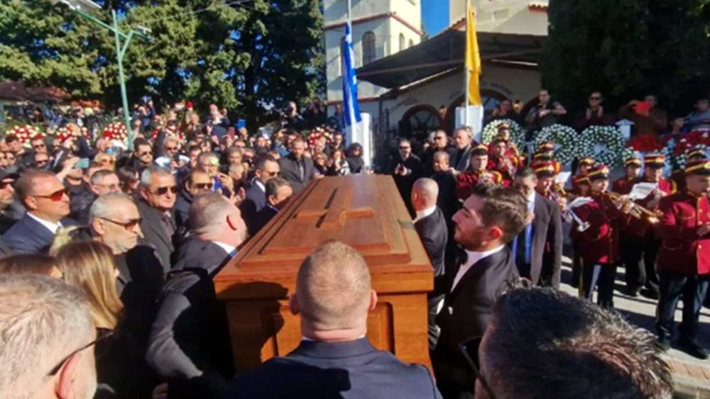 Στο αγαπημένο του Κοκκινοχώρι, στους πρόποδες του Παγγαίου, "επέστρεψε" ο Βασίλης Καρράς- Πλήθος κόσμου στην ταφή του