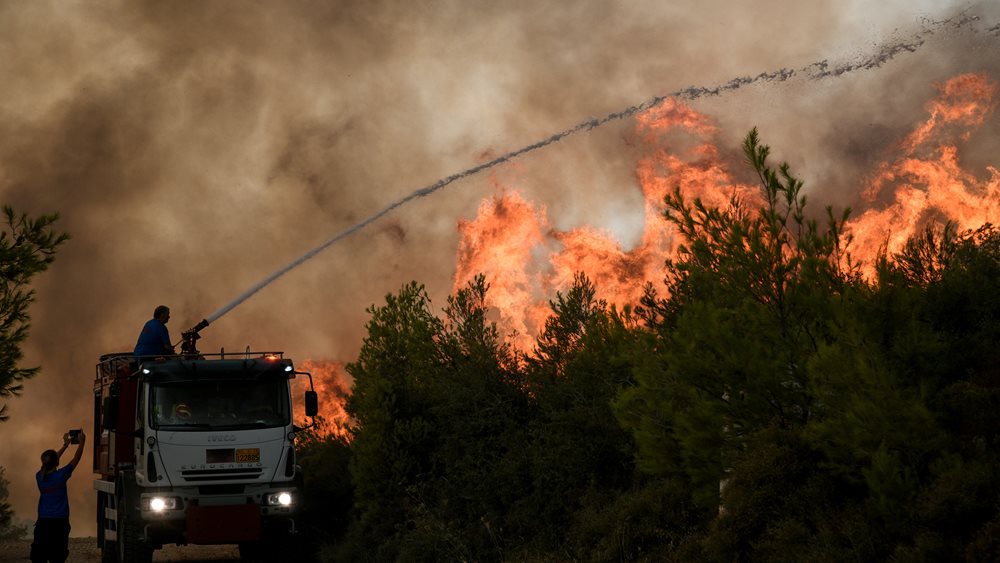 Ολονύκτια μάχη με τις αναζωπυρώσεις θα δοθεί σε Πάρνηθα, Θρακομακεδόνες και Άγιο Στέφανο