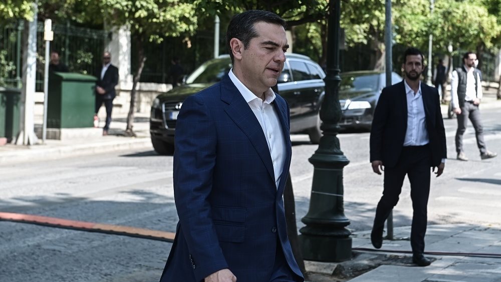 Αλ. Τσίπρας σε δημοσιογράφους: Εδώ είμαι, δεν έφυγα