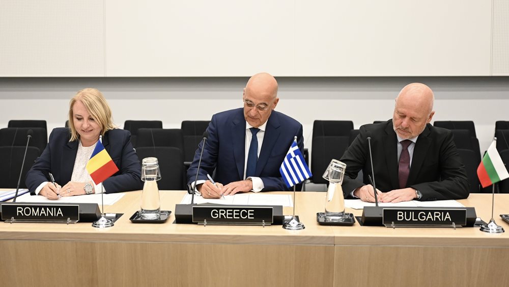 Υπογράφηκε η επιστολή προθέσεων για επέκταση του δικτύου αγωγού καυσίμων του ΝΑΤΟ - Τι σηματοδοτεί για την Ελλάδα