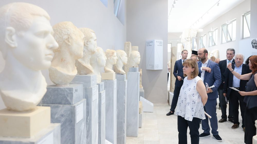 Η Κατ, Σακελλαροπούλου εγκαινίασε το ανακαινισμένο Αρχαιολογικό Μουσείο Δήλου