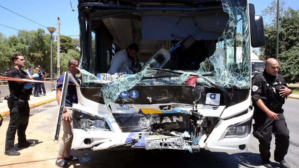 Σύγκρουση λεωφορείων στη Βούλα: 12 τραυματίες συνεχίζουν να νοσηλεύονται εκ των οποίων 6 παιδιά