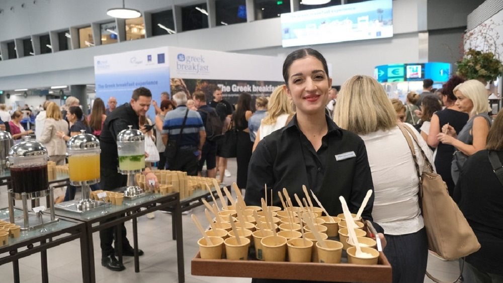 Ελληνικό πρωϊνό και μπουγάτσα απόλαυσαν οι ταξιδιώτες στο αεροδρόμιο Θεσσαλονίκης την Παγκόσμια Ημέρα Τουρισμού
