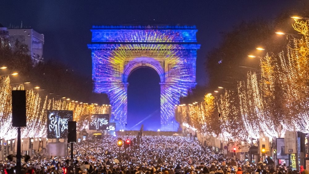 Γαλλία: Πάνω από 1.000 πυρπολήσεις οχημάτων, πάνω από 500 προσαγωγές τη νύχτα της Πρωτοχρονιάς