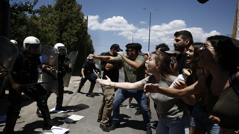 Ένταση, επεισόδια και χημικά στη Σύνοδο των Πρυτάνεων - Αντιδράσεις για τη διαγραφή των &quot;αιώνιων&quot; φοιητών
