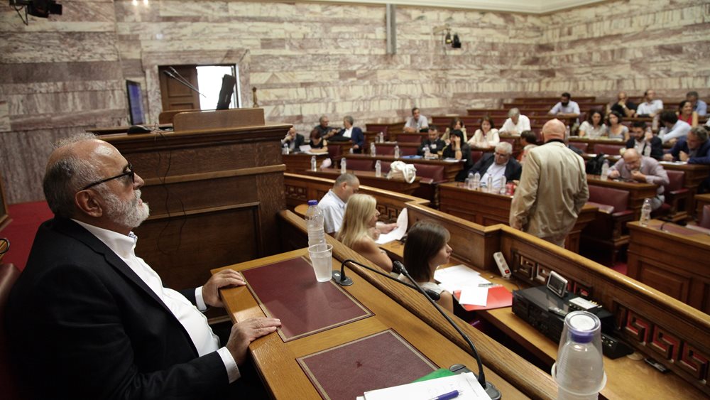 Απολογητικός Κουρουμπλής για τον &quot;μαύρο&quot; Σαρωνικό - Άργησε η στεγανοποίηση
