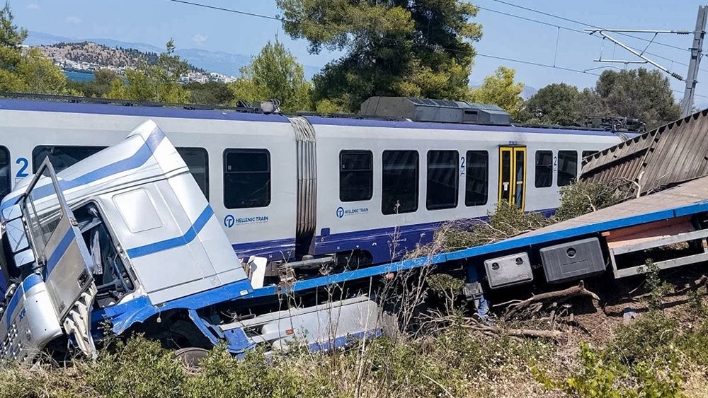 Φορτηγό συγκρούστηκε με αμαξοστοιχία στην Αυλίδα - Τρεις τραυματίες