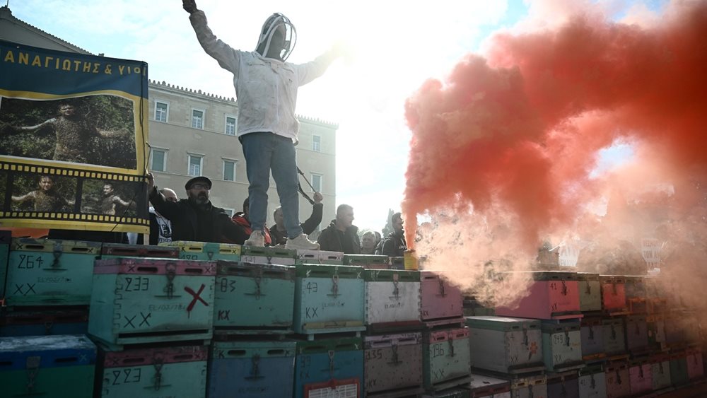Συγκέντρωση διαμαρτυρίας μελισσοκόμων στο Σύνταγμα - Διακοπές στην κυκλοφορία επί της Λ. Αμαλίας
