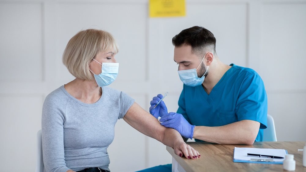 Γαλλία: Θέμα δημόσιας αντιπαράθεσης η χορήγηση αναμνηστικής δόσης κατά του κορονοϊού