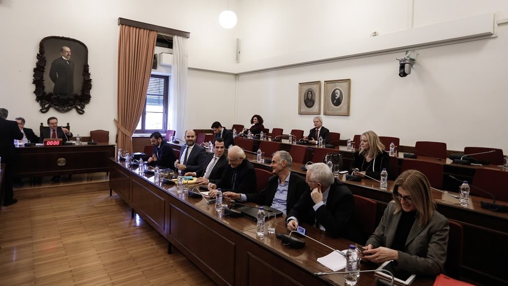 Εισαγγελικές πηγές: Μόνος αρμόδιος να βγάλει τις &#39;&#39;κουκούλες&#39;&#39; ο εποπτεύων την εισαγγελία διαφθοράς