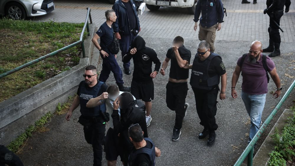 Ελεύθεροι με όρους 13 ανήλικοι κι ένας ενήλικας για την υπόθεση της ακροδεξιάς εγκληματικής οργάνωσης