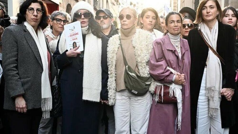 Γαλλία: Σιωπηρή πορεία καλλιτεχνών στο Παρίσι για την ειρήνη στη Μέση Ανατολή, χωρίς πανό, ούτε συνθήματα