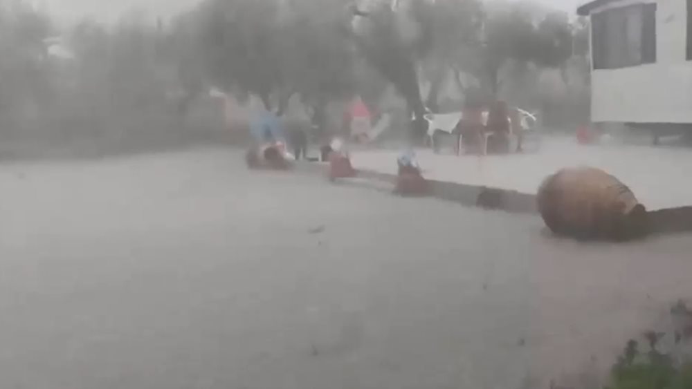 Ήχησε το 112 σε Κεφαλονιά και Ζάκυνθο:  &quot;Έπεσαν 100 τόνοι νερού&quot;