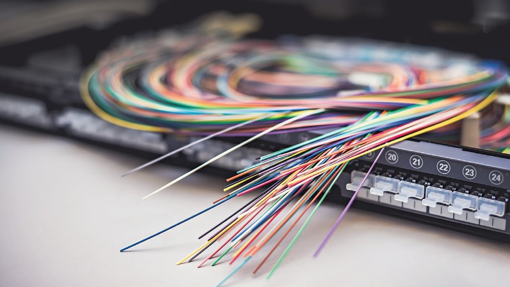 Σε θέση μάχης οι τρεις τηλεπικοινωνιακοί πάροχοι