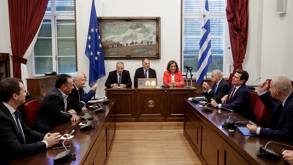 Όλο το παρασκήνιο της τρίωρης συνάντησης Γεραπετρίτη με τους βουλευτές της ΝΔ