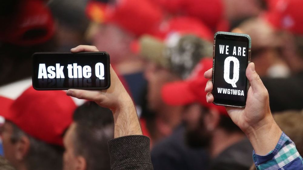 Τι ακριβώς είναι και τι υποστηρίζει η θεωρία συνωμοσίας QAnon