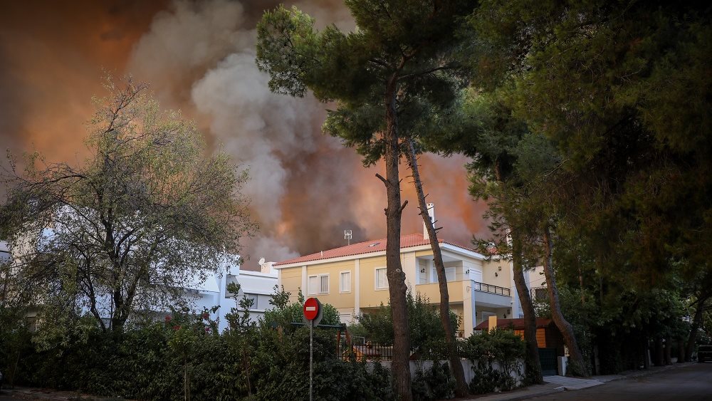Εφιαλτική νύχτα για την Αττική – Μάχη σε τρία πύρινα μέτωπα