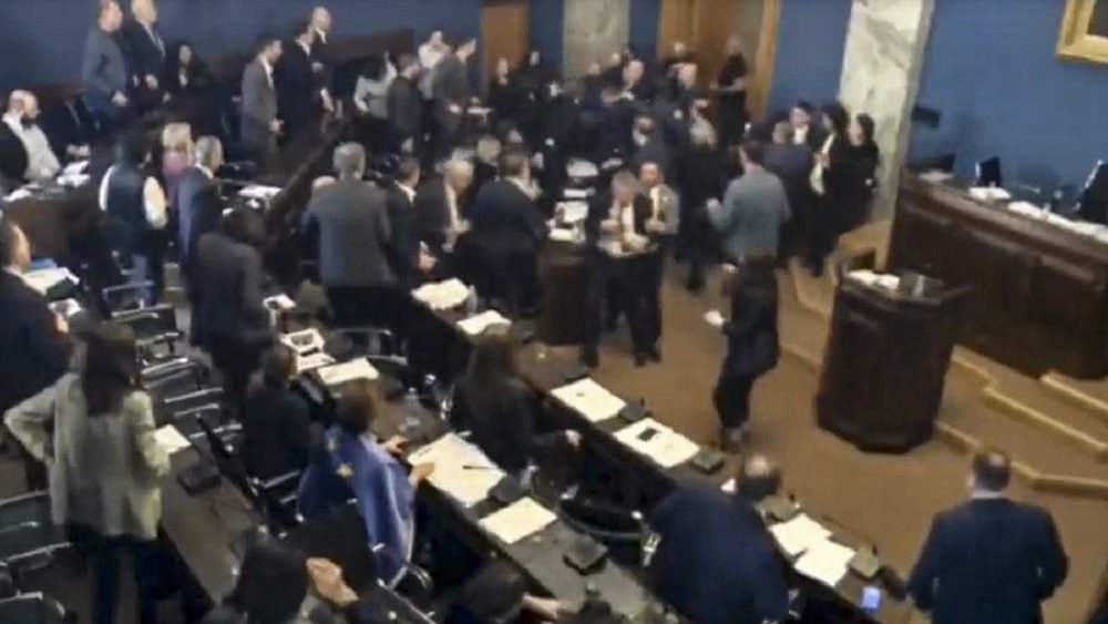 Γεωργία: Βουλευτίνα χτύπησε στο κεφάλι συνάδελφό της με ένα μπουκάλι νερό κατά τη συζήτηση του σ/ν περί 'ξένων πρακτόρων'