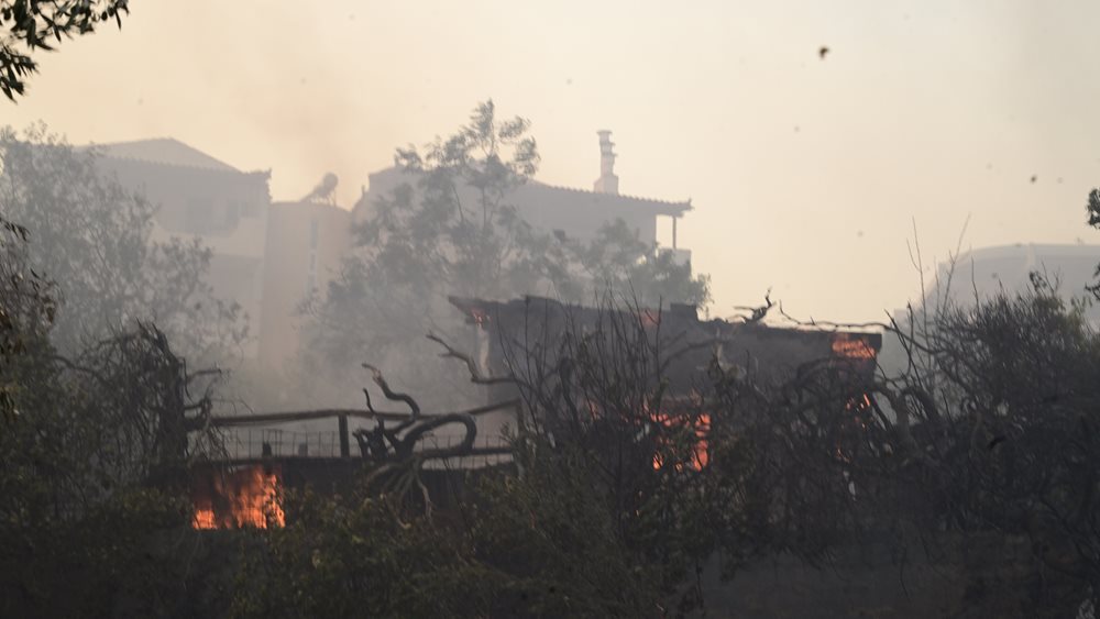 Ενισχύεται η βοήθεια από το εξωτερικό για την αντιμετώπιση της καταστροφικής πυρκαγιάς