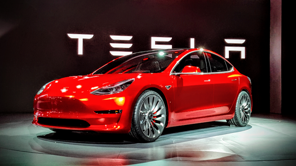 Έκανε την έκπληξη η Tesla, με κέρδη 104 εκατ. δολαρίων έναντι ζημιών στο β' τρίμηνο