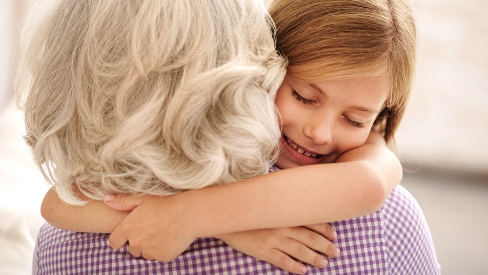 Οι νευροεπιστήμες "εξηγούν" την αγάπη της γιαγιάς για τα εγγόνια