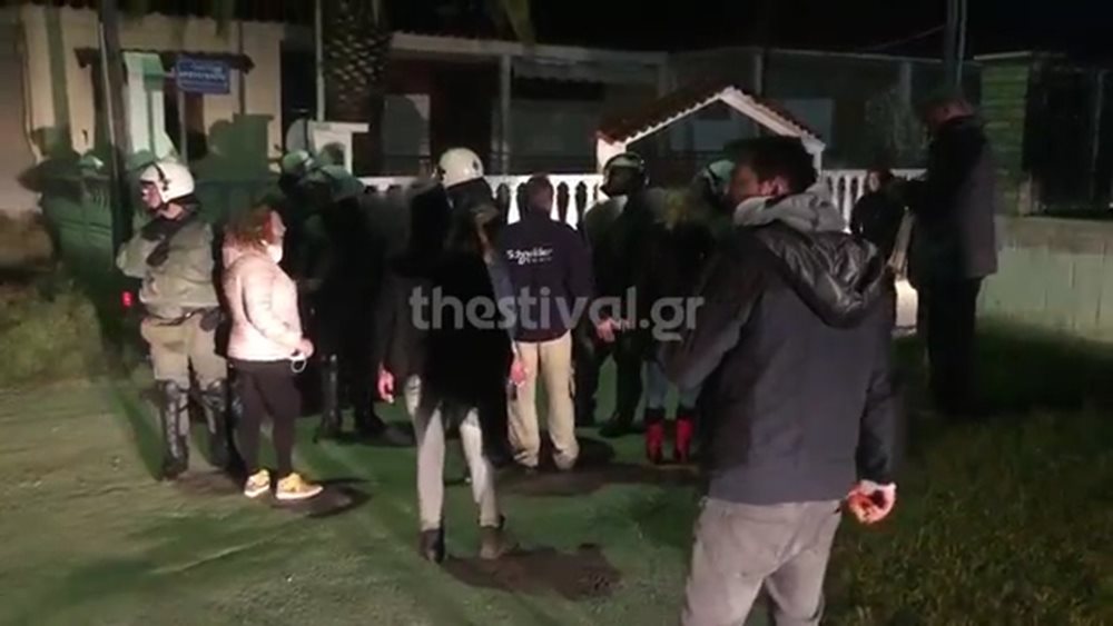 Βρασνά: Οι κάτοικοι έδιωξαν λεωφορεία με πρόσφυγες