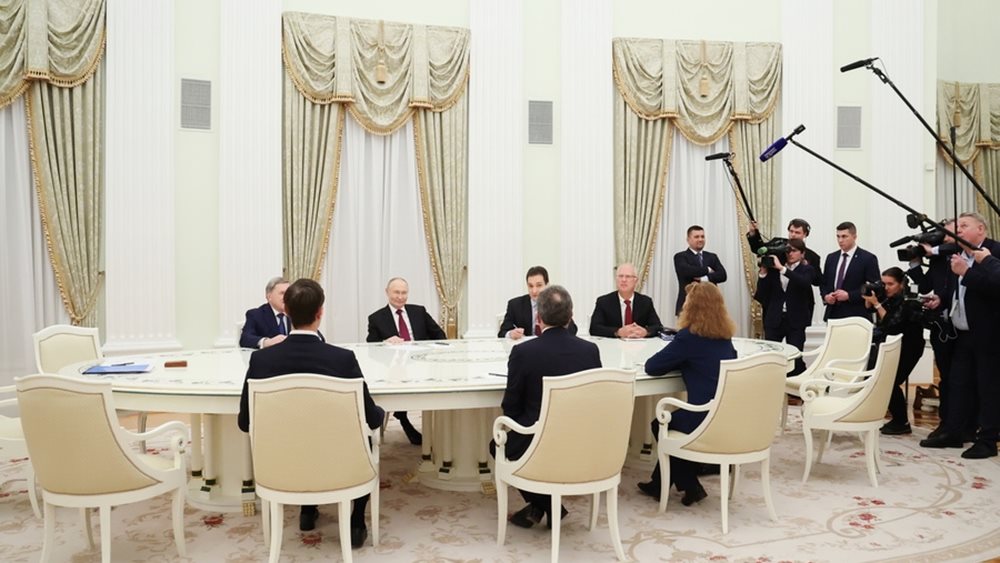 Μαραθώνια συνάντηση Πούτιν με τους αμερικανούς απεσταλμένους στη Μόσχα