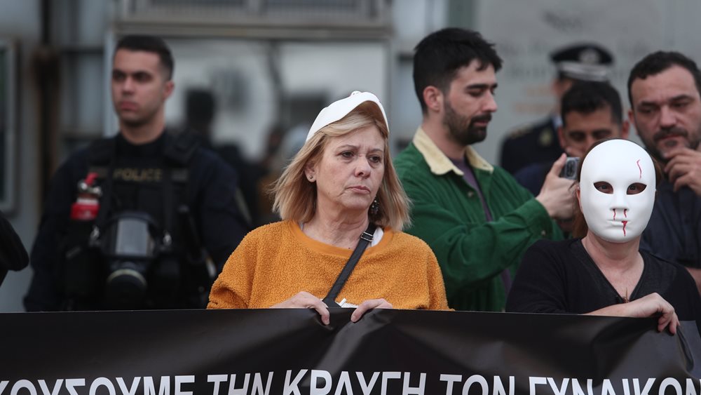 Γυναικοκτονία 28χρονης: Συγκέντρωση διαμαρτυρίας έξω από το αστυνομικό τμήμα Αγίων Αναργύρων